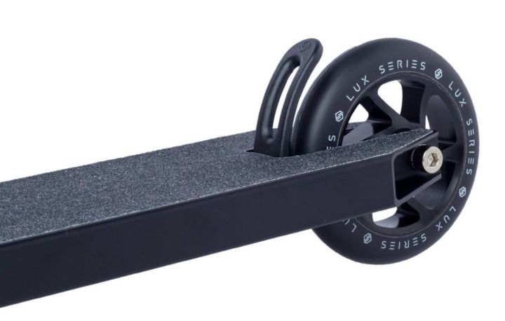 Triukinis paspirtukas Striker Lux Youth Black